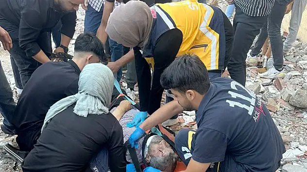 Ağır hasarlı binada 2'nci kattan düşüp öldü