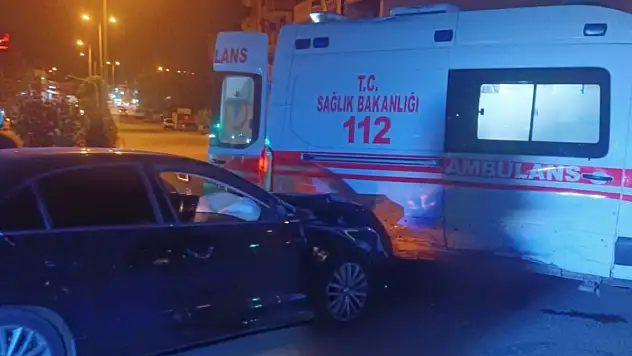 Ambulans ile otomobil çarpıştı: 2 yaralı