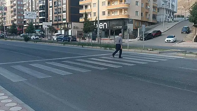 Yaya geçidinde otomobilin çarptığı kadın ağır yaralandı