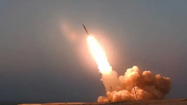 İran'ın İsrail'e ateşlediği füzeler birçok şehirde görüntülendi