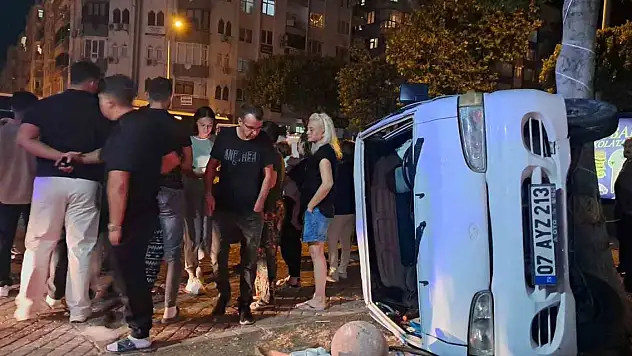 Ticari taksi ile minibüs çarpıştı, ortalık savaş alanına döndü