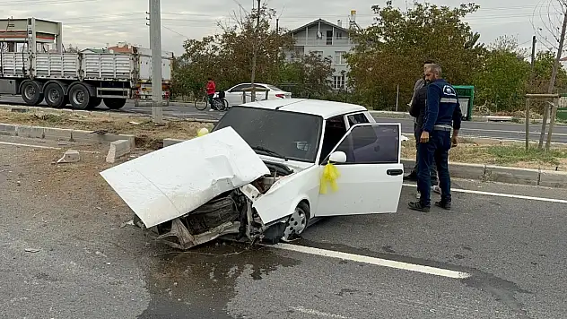 Sürücüsü direksiyon hakimiyetini kaybetti! Tofaş hurdaya döndü