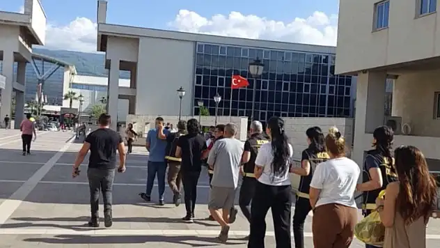 Alışveriş kartı dağıtarak 12 bin 500 vatandaşın kimlik bilgilerini topladılar!