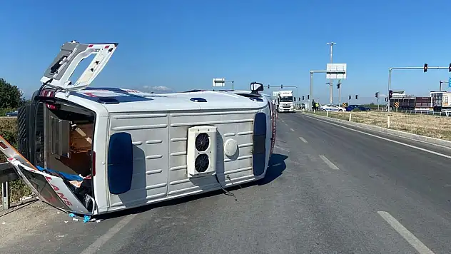 Ambulans ile hafif ticari aracın çarpıştı! 3 yaralı