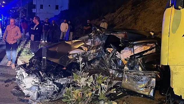 Kontrolden çıkan TIR refüjü aşıp, çarptığı otomobili hurdaya çevirdi: 1 ölü