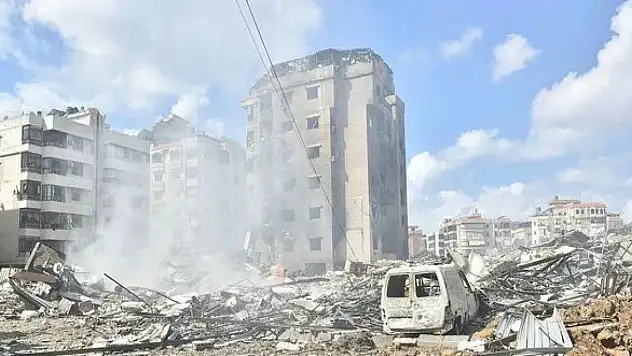 Terör devleti İsrail yine Lübnan'a saldırıyor: Beyrut'ta üç büyük patlama oldu