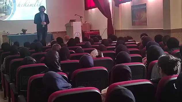 Doktor Baysal, öğrencilerle bir araya geldi