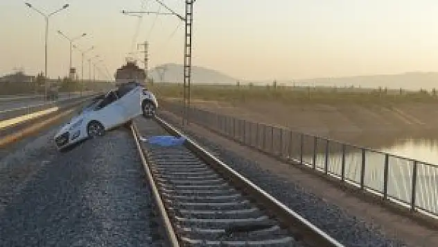 Otomobil tren yoluna geçerek takla attı, sürücü öldü