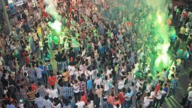 Şampiyon kupayı kaldırdı