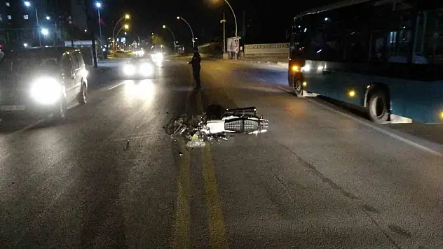 Hafif ticari araç ile motosiklet çarpıştı: 2 yaralı