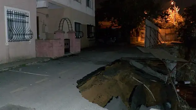 Yol çöktü 3 katlı bina boşaltıldı