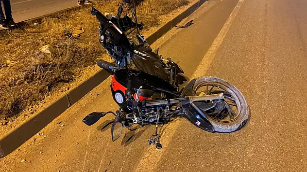 İki otomobille çarpışan motosikletin sürücüsü öldü
