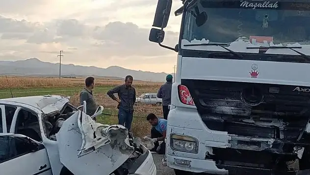 Afyonkarahisar'da tır ile otomobil çarpıştı: 3 ölü, 1 yaralı