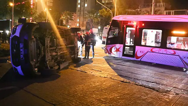 Tramvay ile ambulans çarpıştı 3'ü sağlık çalışanı 4 yaralı