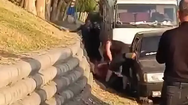 Otoyol kenarında kadına şiddet kamerada