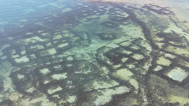 Van Gölü kuraklığın etkisiyle çekildi, yapı kalıntıları görünür hale geldi