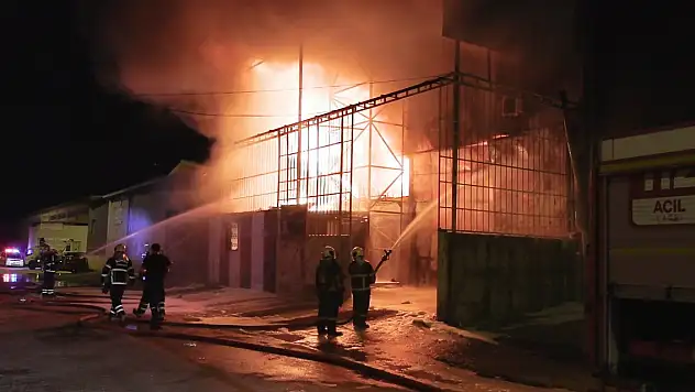 Adana'da mobilya imalathanesinde yangın