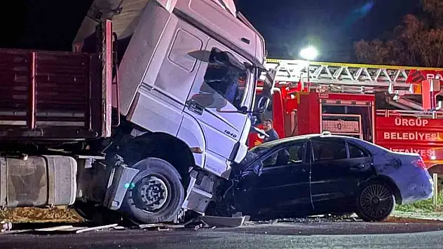Tır ile otomobil kafa kafaya çarpıştı: 1 ölü
