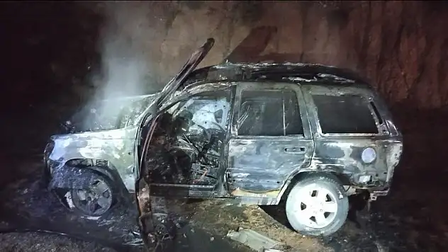 Seyir halindeki cip alevlere teslim oldu