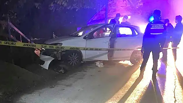 Otomobil evin duvarına çarptı: 1 ölü, 2 yaralı