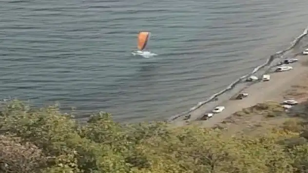 Korkulu anlar: Paraşütçü denize çakıldı