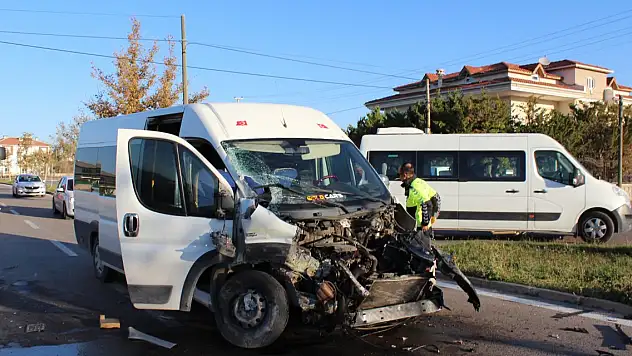 Öğrenci servisi ile TIR çarpıştı :11 yaralı