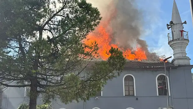 564 yıllık cami yandı