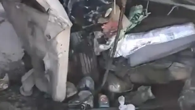 5 aracı biçti, ağır yaralandı... O anlar kamerada