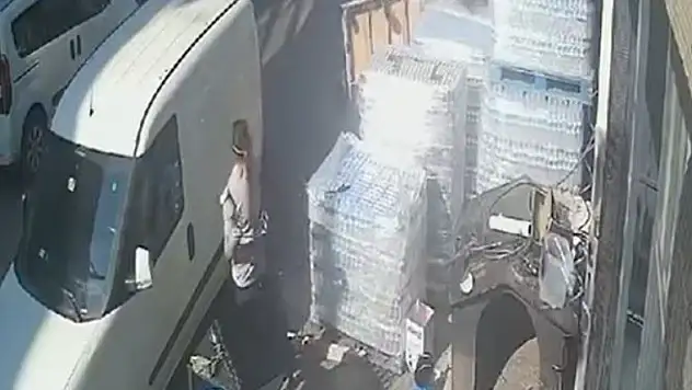 Ölümden 2 metreyle kurtuldu, yüzlerce kilo yere düştü