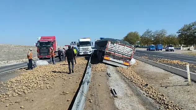 Aksaray-Konya yolunca feci kaza! Patatesler yola saçıldı