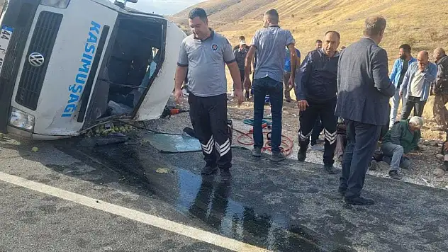 Yolcu minibüsü devrildi: 1'i ağır 17 yaralı
