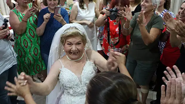 83 yaşında gelinlik giyip, damatsız düğünde çiftetelli oynadı