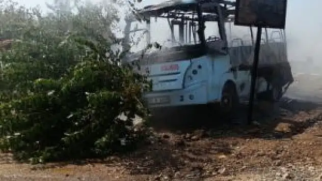 Gaziantep'te seyir halindeki minibüs yandı