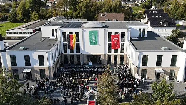 Almanya'da Neuenrade Mevlana Camisi dualarla ibadete açıldı
