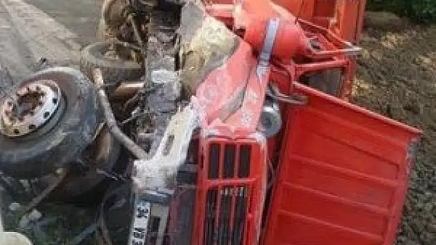 Rize'de toprak yüklü kamyon devrildi: 1 yaralı