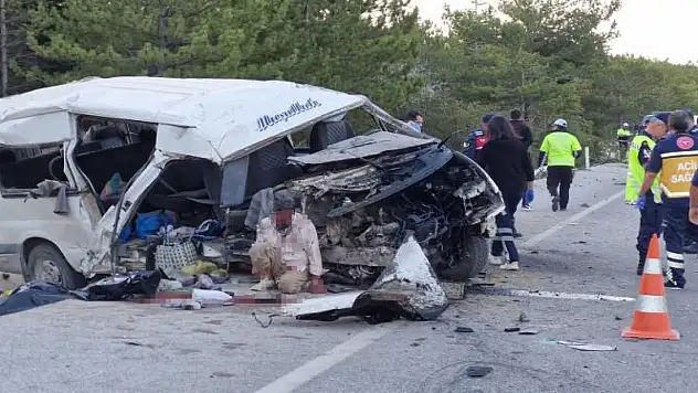 Karaman'da işçi minibüs devrildi: 2 ölü, 13 yaralı