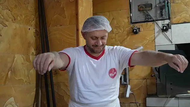 200 derece ateşin başında güle oynaya çalışıyor