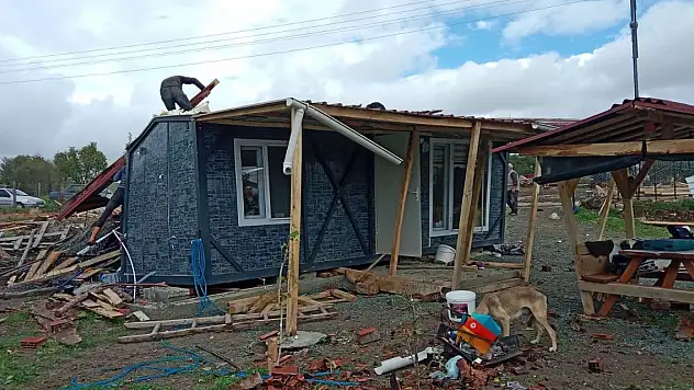 Fırtınanın uçurduğu çatı başka bir evin üzerine düştü