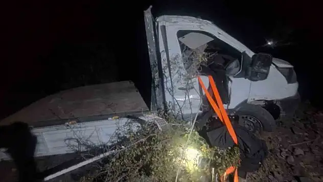 Kamyonet uçuruma yuvarlandı: 2 ölü, 2 yaralı