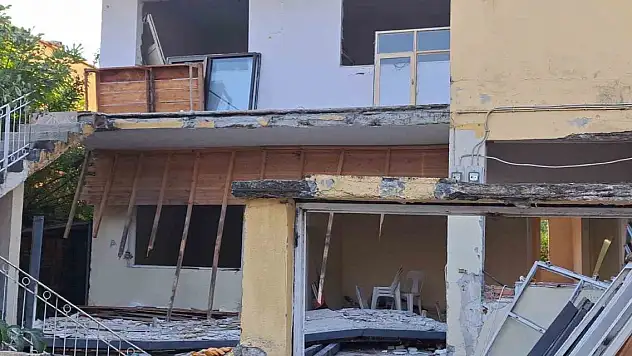 Hasarlı evin çöken balkonunun altında kalan 2 kişi öldü