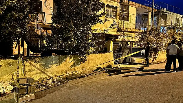 Hatay'da deprem hasarlı evin balkonu çöktü