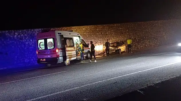 Çorum'da otomobil istinat duvarına çarptı: 3 yaralı