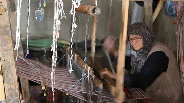 Konya'nın Müjgan Teyze'si asırlık tezgahla zamanı dokuyor