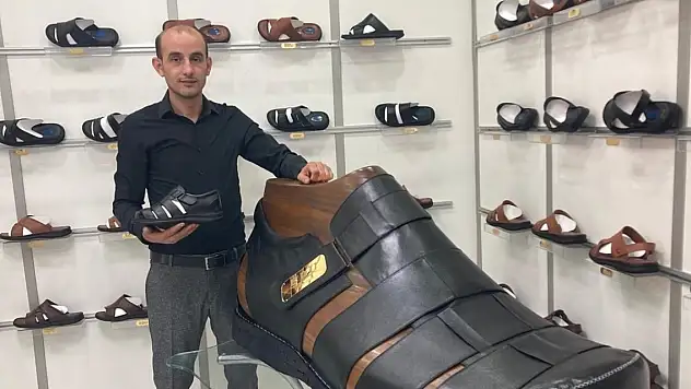 4 usta 30 gün çalıştı! Konya'da 200 numara sandalet üretildi