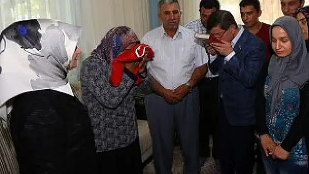 Başbakan Davutoğlu şehit ailelerini ziyaret etti