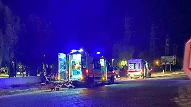 Konya'da parkın duvarına çarpan araçtaki 3 kişi yaralandı