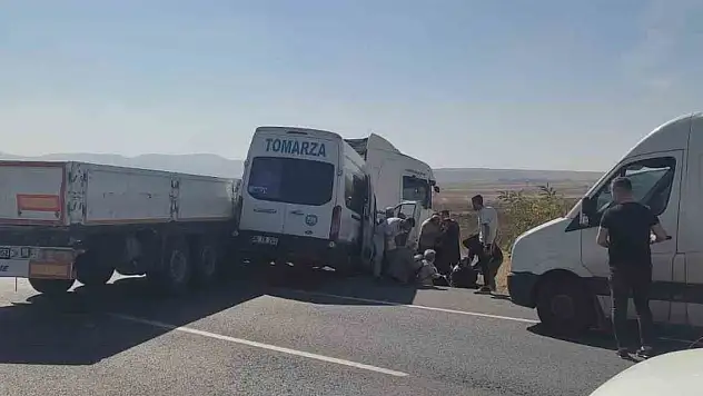Kayseri'de minibüs tıra çarptı: 11 yaralı