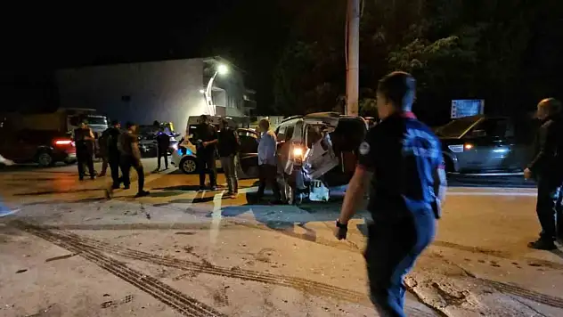 Sakarya'da otomobil, park halindeki hafif ticari araca çarptı: 1 ölü, 1 ağır yaralı