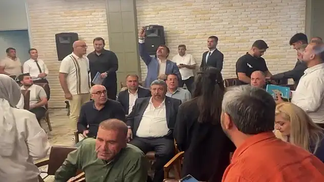 Belediye başkanı Mehmet Kasım Gülpınar, depreme basın toplantısında yakalandı