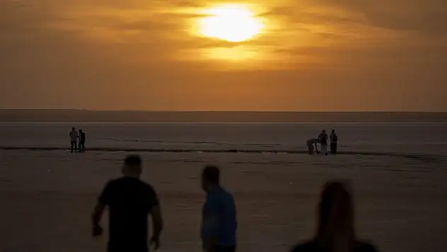 Tuz Gölü'nde gün batımı hayran bıraktı
